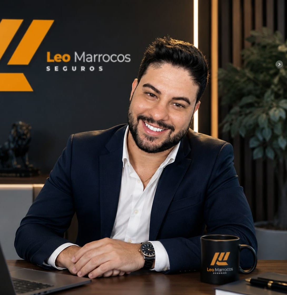 Leo Marrocos, corretor de seguros, em seu escritório